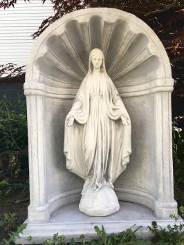 Maria in bidkapel - stenen beeld - 70 cm - klassiek wit